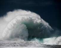 10 fotos incríveis demonstrando o poder das ondas