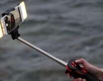 Pau de selfie aprimorado conta com iluminação e ventilador