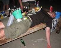 10 fotos divertidas provando que você nunca deve dormir durante uma festa