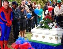 Policial se veste de Homem Aranha no funeral de menino de 5 anos para homenageá-lo com seu herói preferido