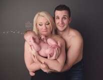 Recém-nascido adorável comete acidente durante sessão de fotos com a família e resultado faz sucesso na web