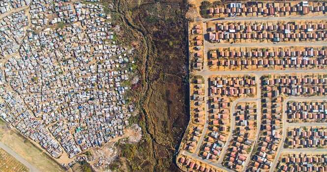 Linhas divisórias capturadas por drones mostram a discrepante diferença entre ricos e pobres