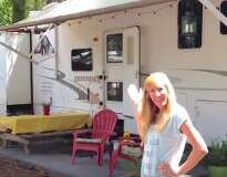 Família de 6 pessoas vive dentro de incrível trailer que vai te surpreender