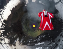 Vídeo de arrepiar mostra momento em que mulher salta sobre vulcão ativo e filma tudo com GoPro
