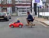Vídeo: pai cria veículo para que filho pequeno possa levá-lo do bar para casa