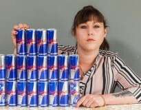 “Viciada” em Red Bull é internada com fígado em tamanho dobrado após começar a beber 20 latas diariamente
