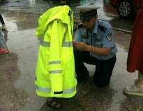 Policial cede casaco impermeável para menino perdido em dia chuvoso e é elogiado na internet