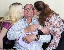 Pastor de 61 anos casado com duas esposas se torna pai pela 13ª vez e pretende criar filha a três