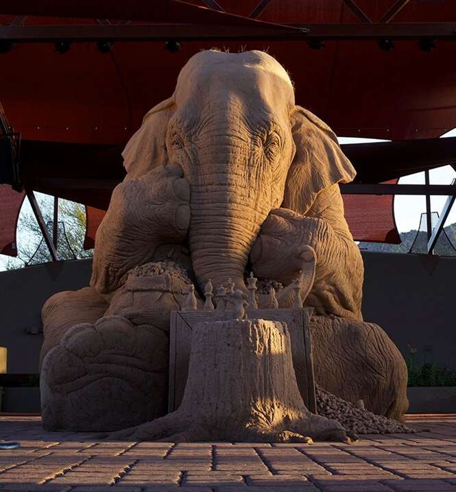 Artistas criam escultura incrivelmente realista feita de areia