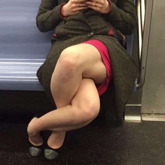 Mulher cruza as pernas de forma bizarra dentro de metrô