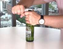 Vídeo: 8 maneiras criativas de abrir a cerveja sem usar um abridor de garrafas