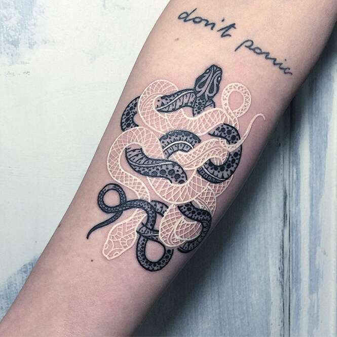 Tatuador se especializa em desenhos em preto e branco inspiradas em cobras Tatuador se especializa em desenhos em preto e branco inspiradas em cobras
