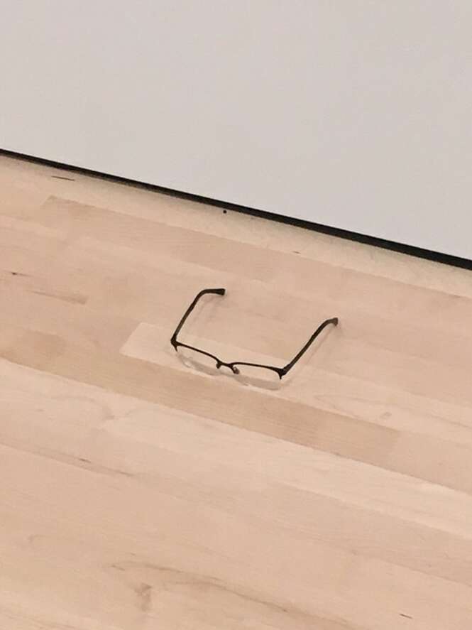 Jovens colocam óculos no chão de museu e visitantes acham que é obra de arte