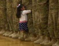 Menina quebra protocolo e corre para abraçar pai soldado durante cerimônia de retorno do exército