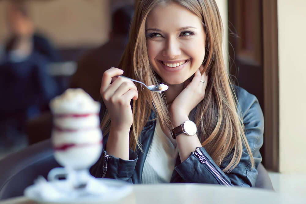 Comportamentos curiosos que as mulheres têm que atraem os homens