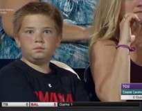 Menino rouba a cena durante transmissão ao vivo de jogo na TV sem que mãe percebesse o que estava acontecendo