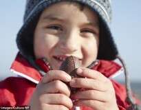 Menino de 6 anos encontra droga como “surpresa” de Kinder Ovo