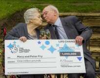 Aposentado de 90 anos ganha 5 milhões na loteria depois de sua prima faturar R$ 5,9 milhões e sua filha R$ 100 mil