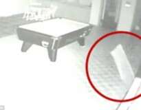 Câmera de segurança em hotel filma momento em que esfera misteriosa surge em sala vazia antes de quadro cair da parede
