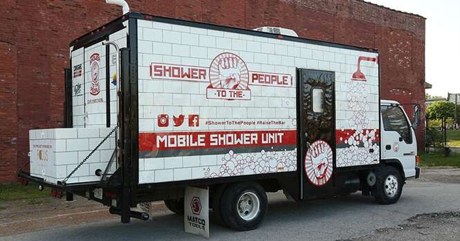 Homem transforma caminhão velho em banheiro com chuveiro para dar dignidade a moradores de rua