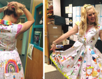 Professora do ensino infantil permite que alunos desenhem em seu vestido no último dia de aula
