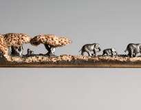 Artista esculpe família de elefantas na ponta de um lápis