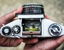Fotógrafo cria série de imagens registradas por meio do visor de câmera analógica antiga