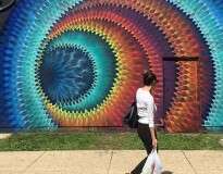 Artista de rua usa tinta em spray para criar incríveis caleidoscópios em muros e paredes