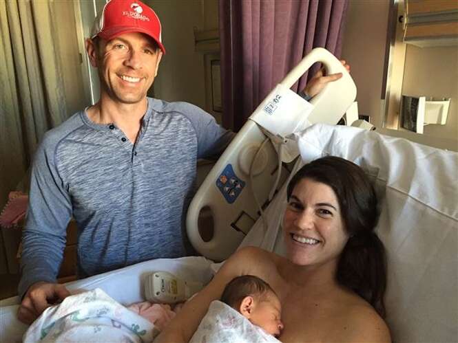 Sarah Mariuz com seu marido, Nick, e seu bebê recém-nascido. 