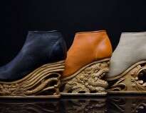 Empresa cria sapatos de salto alto feitos de madeira detalhadamente esculpida