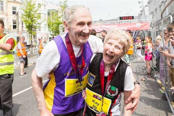 Casal de 80 anos comemora aniversário de casamento correndo maratona