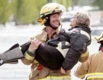 Bombeiro pega idosa nos braços durante resgate e ela resolve fazer revelação hilária