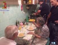 Policiais cozinham para casal de idosos que choravam incontrolavelmente