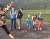 Mãe salta de alegria em foto para comemorar o fim das férias de seus filhos