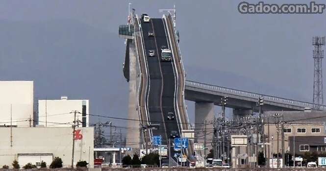 Isso não é uma montanha-russa, é apenas uma ponte no Japão