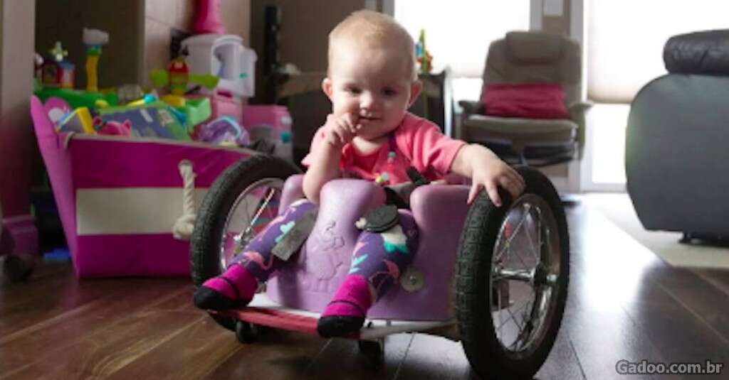 Pai preocupado constrói cadeira de rodas inovadora para filha se mover