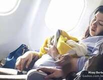 Companhia aérea dá incrível presente a bebê nascido durante voo