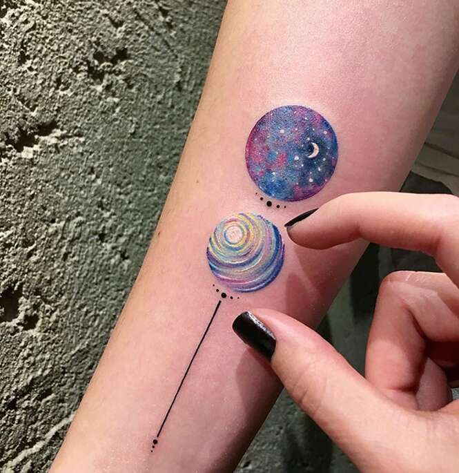 Tatuadora faz sucesso com belas tattoos feitas em pequenos círculos