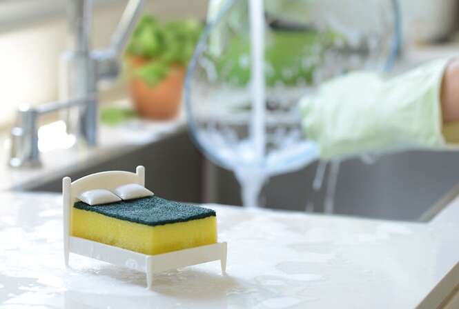 Porta esponja “transforma” a esponja de cozinha em um colchão de cama