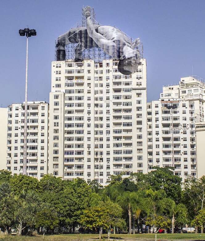Artista instala atletas gigantes por paisagem urbana carioca Artista instala atletas gigantes por paisagem urbana carioca