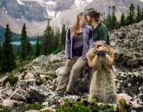Esquilo “atrapalha” foto de casal da maneira mais adorável possível
