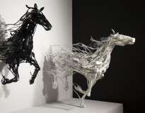 Artista recicla plástico para criar esculturas incríveis