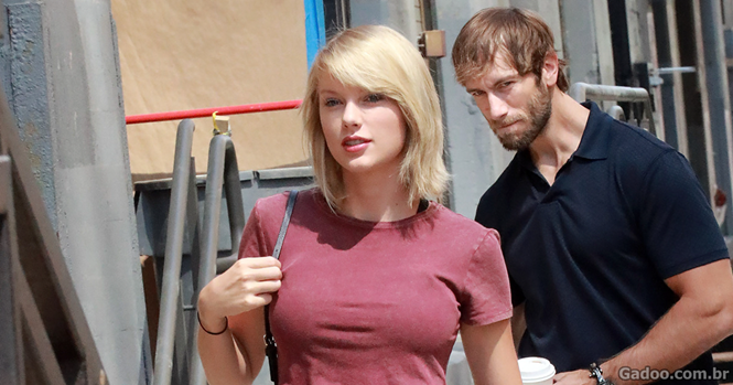 Esse cara foi visto olhando fixamente para Taylor Swift e a internet não perdeu tempo para criar versões hilárias Esse cara foi visto olhando fixamente para Taylor Swift e a internet não perdeu tempo para criar versões hilárias