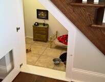 Esta mulher construiu um quarto surpreendente sob as escadas para seu cão