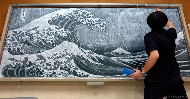 Professora japonesa surpreende seus alunos com talento incrível no quadro negro