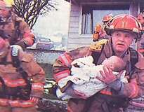 Este bombeiro salvou uma garotinha e isto foi o que ela fez em agradecimento 17 anos depois