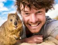 Esse cara é mestre em fazer selfies legais com animais