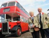 Idoso dá de presente para esposa ônibus onde se conheceram 60 anos atrás