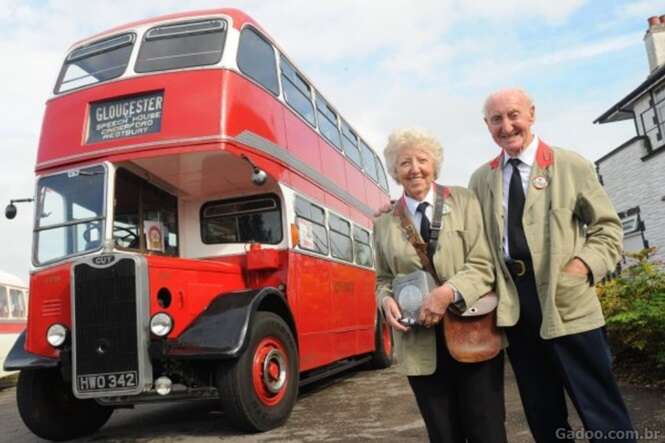 Idoso dá de presente para esposa ônibus onde se conheceram 60 anos atrás