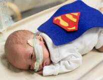 Hospital veste bebês prematuros como super-heróis para simbolizar força na luta pela vida